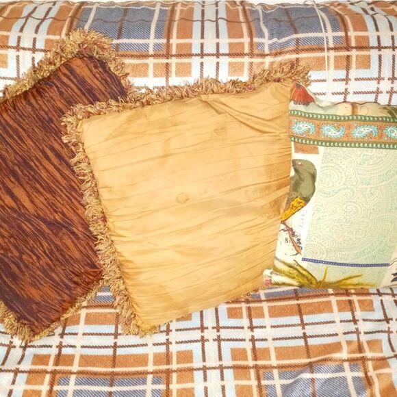 1 pillow   - Picture 4 of 8